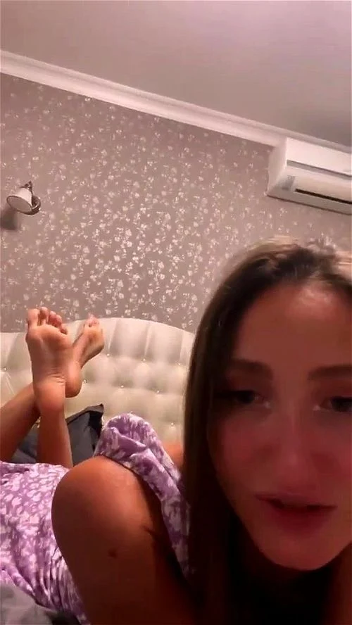 Pfretty girl Showing her Feet in Livesteam