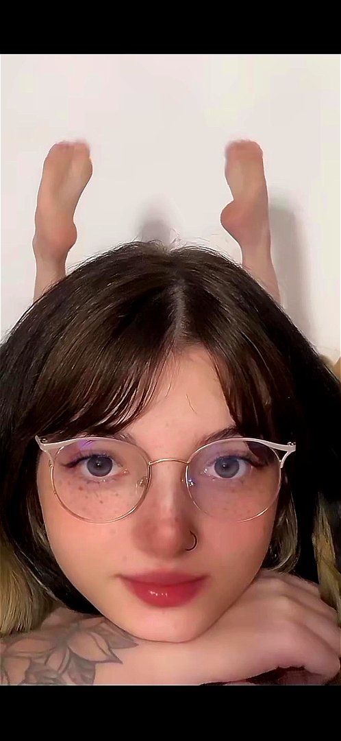 Pose porn video – Sexy Brazilian girl feet pt.2