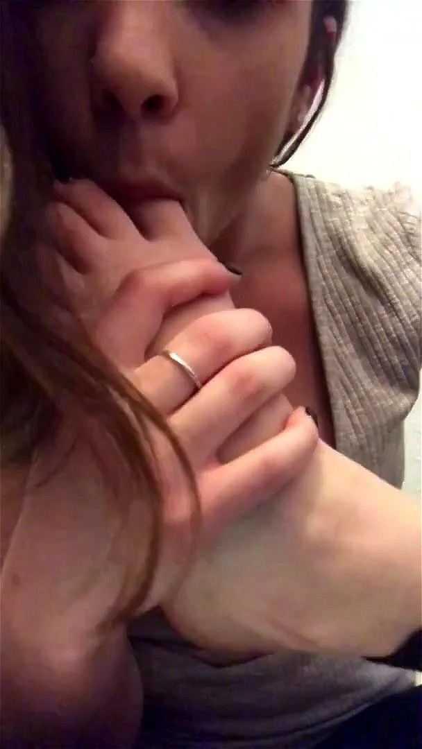 feet toes suck feet toes suck
