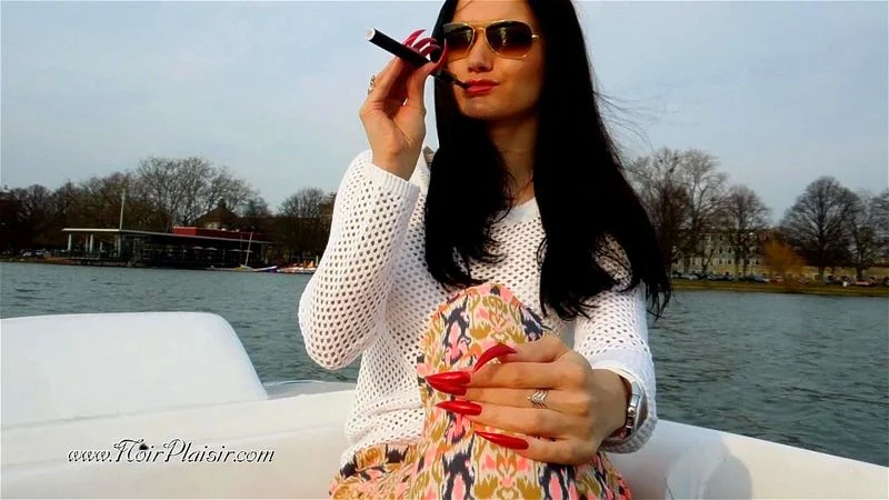 Noir Plaisir red claws outdoors Noir Plaisir red claws outdoors