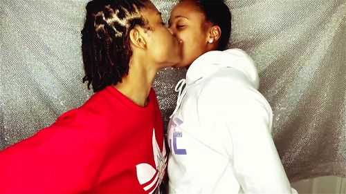 Black Lesbians kissing (turn up volume)