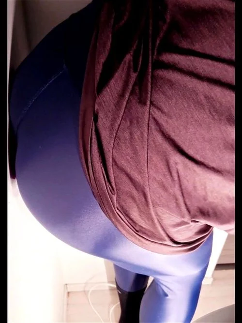 Big ass trans in shiny ripped leggings riding huge anal toy
