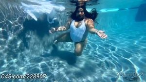 Fat Lady Underwater - Watch Naughty End to the dive - Underwater girl touching herself in scuba -  Aqualungs - Scuba, Swimsuit, Fat Girl Porn - SpankBang