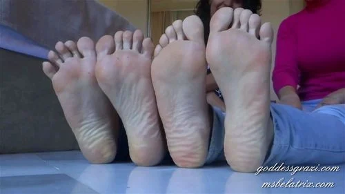 toe spread, fetish, long toes, latina