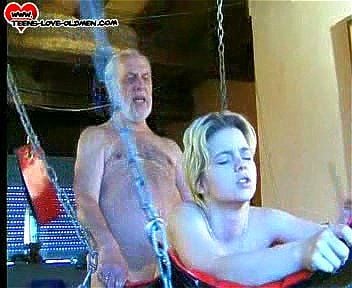 熟年と若者とベア・シュヌッケル エロ動画 - SpankBang