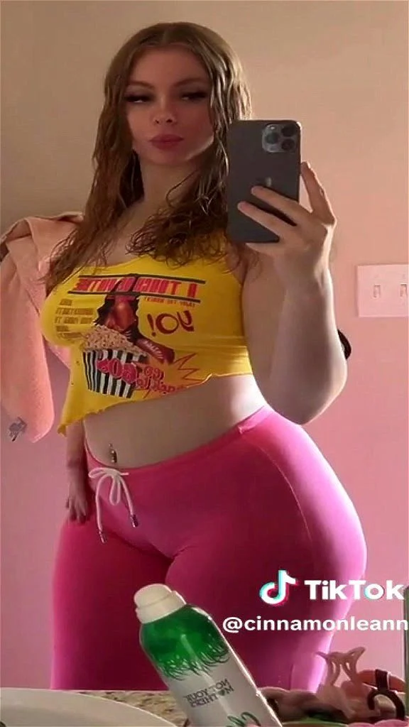 spandex clad pawg shakes it