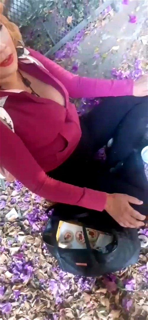 Vendedora porn video – Le agarra la teta