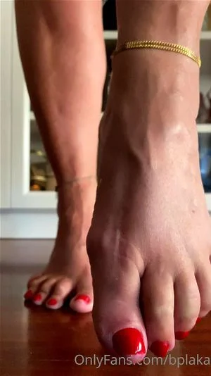 White feet thumbnail