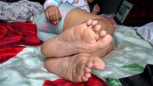 Thick Meaty Latina Wrinkly Dry Feet ASMR Soles & Toe Scrunching