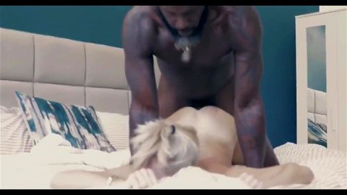 私の妻は私たちの休暇を楽しんでいます エロ動画 - SpankBang