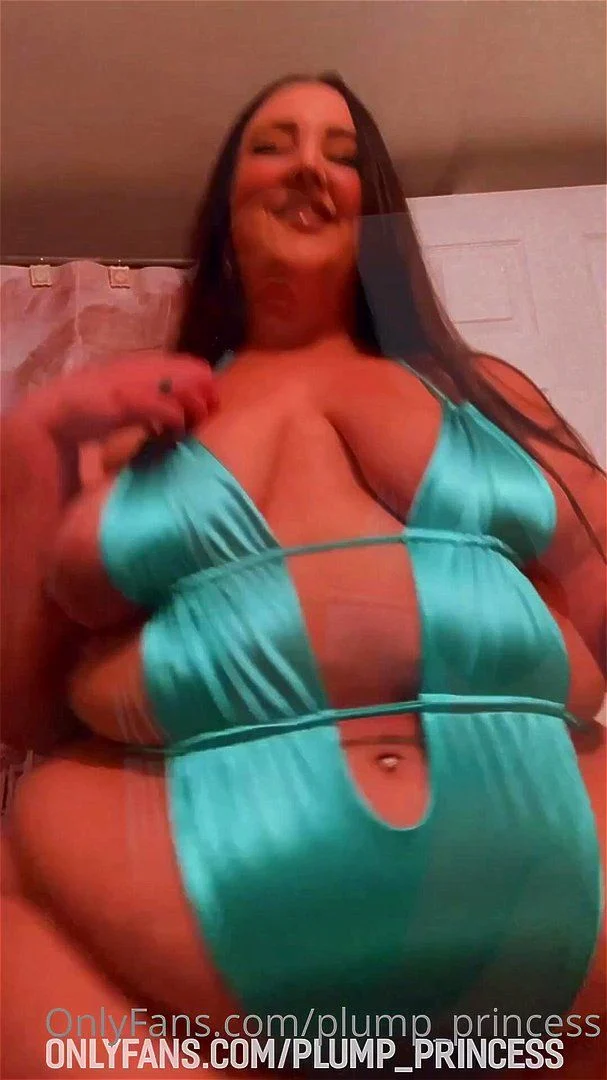 PP show fat green bikini