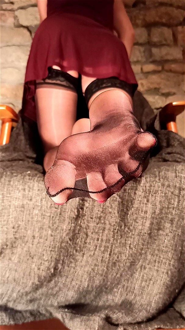 Nylon to bare feet JOI, with countdown (Croatian) Nylon to bare feet JOI, with countdown (Croatian)