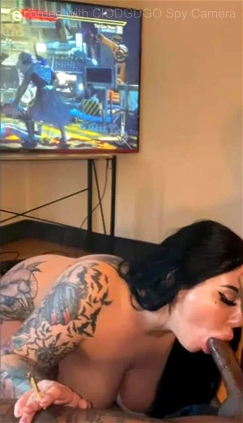 Curvy Slut Sucking BBC While He Playing
