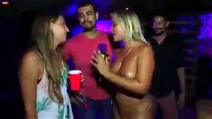 Reportera desnuda bebiendo cerveza de su pecho