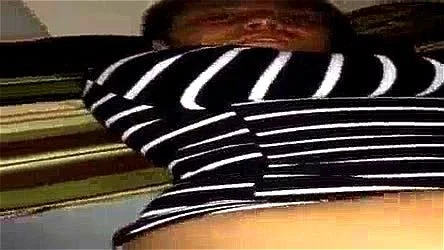 Él calienta a su hermanastra borracha y a ella Él calienta a su hermanastra borracha y a ella