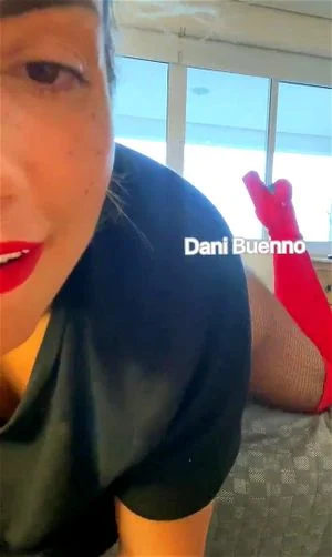 Dani Buenno vibrates her pussy