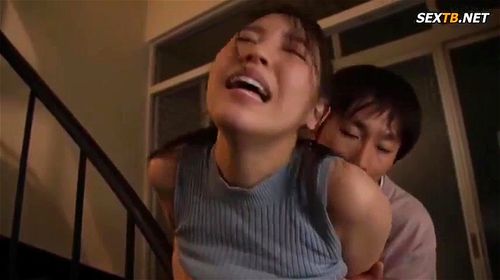 階段のカップル エロ動画 - SpankBang
