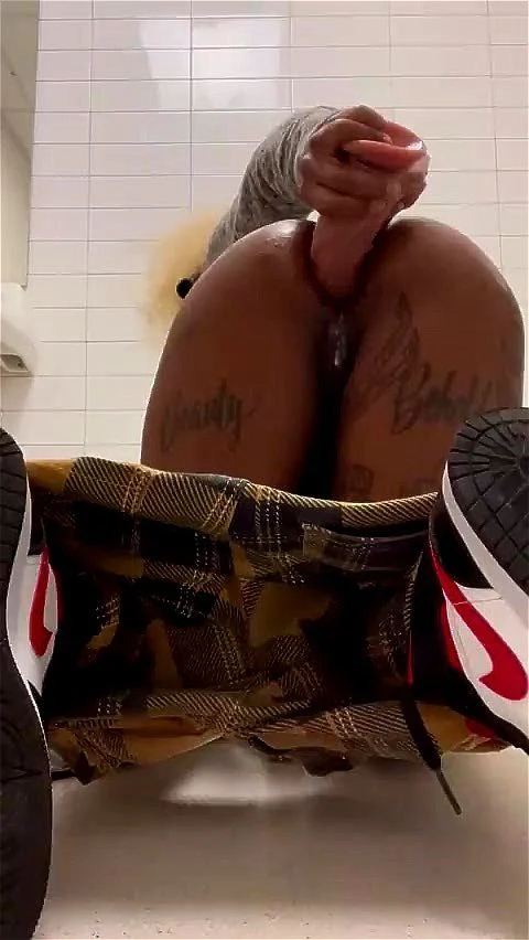 Ebony fuck ass with dildo
