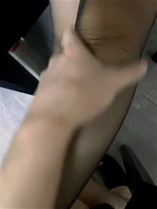 Een heftige scène met een vrouw in zwarte kousen en hoge hakken die een krachtige penetratie ondergaat, gevolgd door een natte uitbarsting die de vloer doorweekt. Porno Video - SpankBang