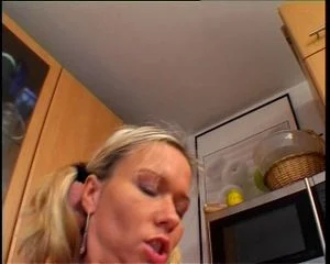 Ewa Pokusinska Das versaute Amateurpaar bumst geil in der Küche