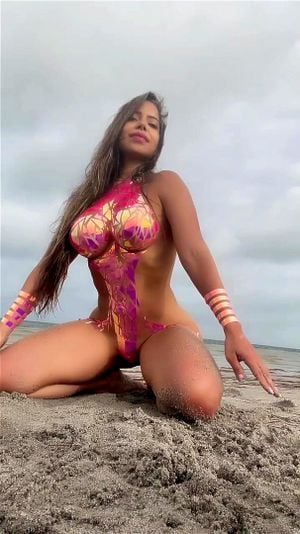Latina in photo session shows her body