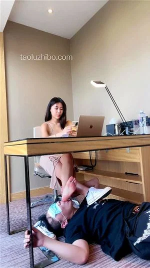 Asian Feet Under Table - Watch Chinese foot under desk å¤èŠ™- Foot Fetish, Feet Worship, Amateur Porn -  SpankBang