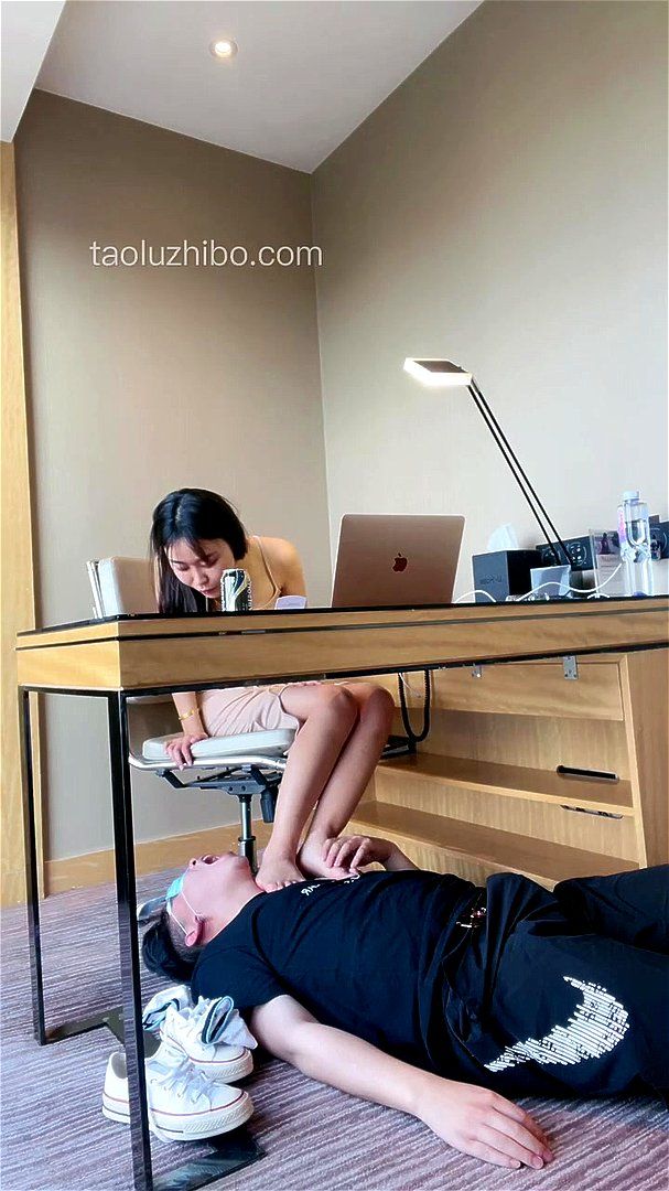 Chinese foot under desk 夏芙 Chinese foot under desk 夏芙