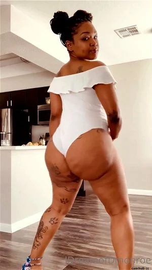 Ebony tease and twerk thumbnail