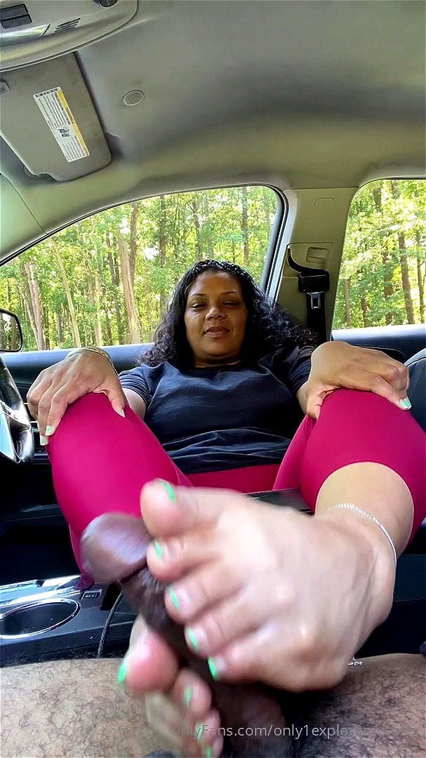 Black woman causes multiple skeets during footjob session