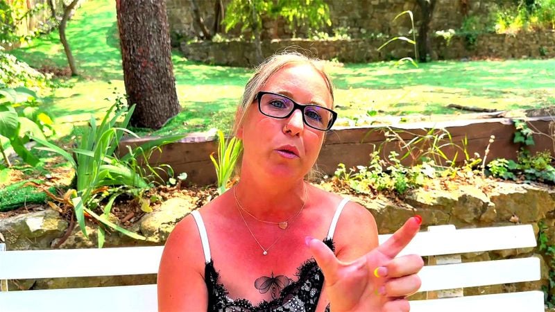 Marie, 35, beautician with a big ass and glasses Marie, 35, beautician with a big ass and glasses