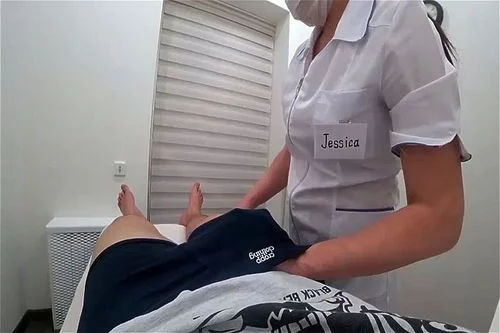 ให้พยาบาลคนสวยนวดเท้าให้