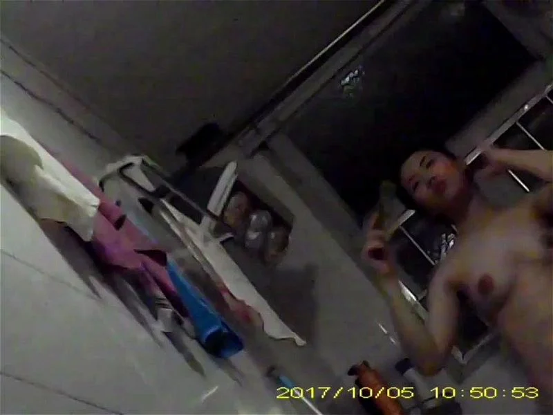 高校女舍学生洗澡真实偷拍，妹子身材不错