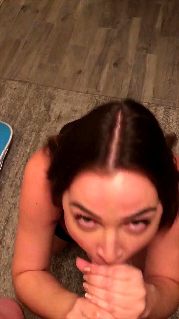 Horny gf bend a knee for her bf