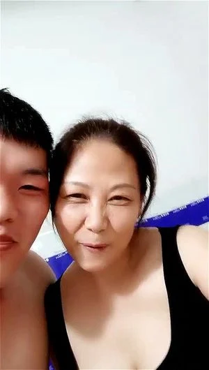 真正的母子亂倫！兒子喝醉意外看見大奶媽媽洗澡強行把她內射了只好將錯就錯媽媽還講述他倆是如何發展的