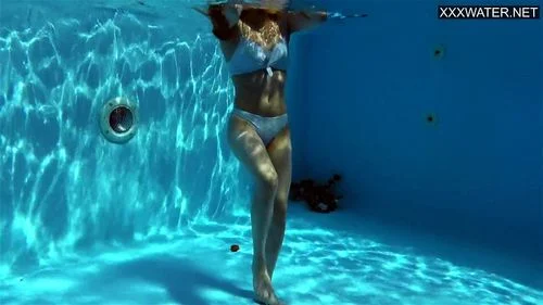 Underwater acrobatics in the pool with Mia Split