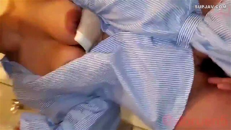 弱みに付け込み子供のいる自宅で