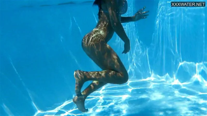 Hottest Hungarian milf Angelica gets horny underwater