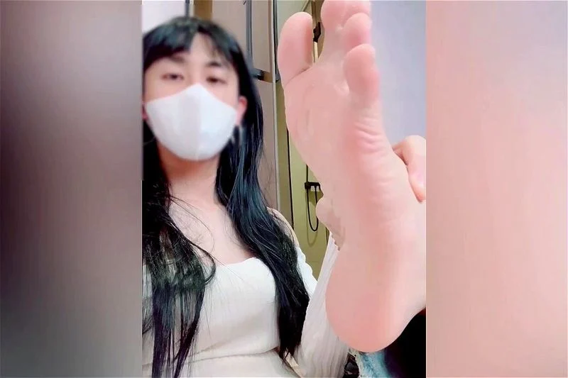 CDboykka foot whore suck cum off her toes