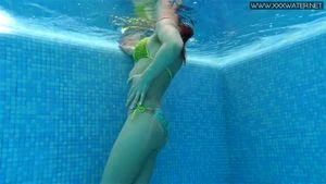 Milf babe Nicole Pearl shaking ass underwater