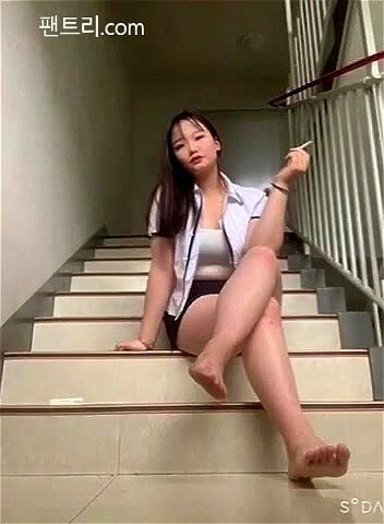 [팬트리]댐배한대 꼬라물고 팬트리 국산야동 한국야동 최신야동 무료야동 무료입장 - Asian, Korea, Korean Porn - SpankBang