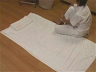 自宅に呼んだマッサージ師に無理やり犯されて感じた若妻