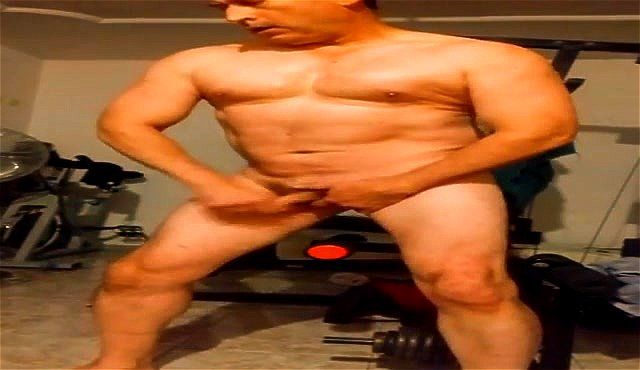 Entrenando bíceps desnudo en el gimnasio