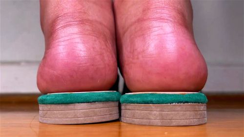Flats porn video – Ebony Feet in Green Glides Shoes