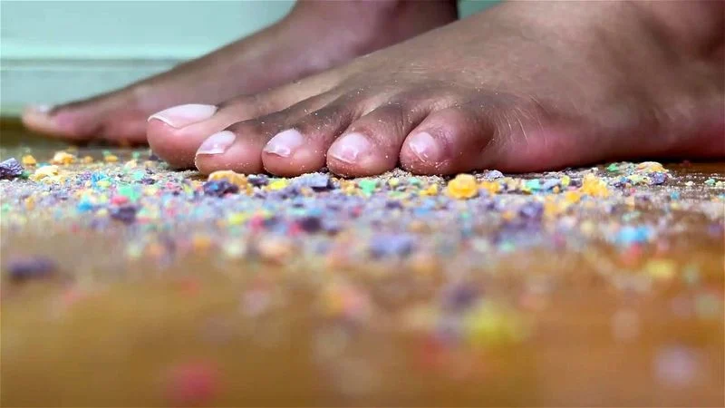 Ebony Giantess Crushes Fruit Loops with Her Feet