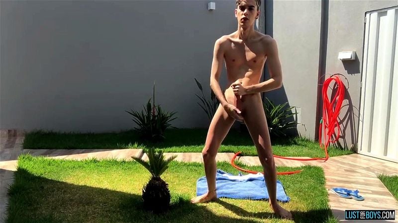 Adorable twink Henry Evans cums while masturbating outdoors