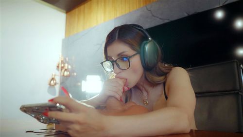 Chloewills porn video – This girl fucks herself while playing with a big cock