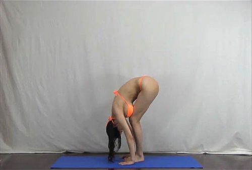 Disfruta de una sesión de yoga excepcional con Anri Okita, donde combina flexibilidad y sensualidad. Observa cómo muestra su destreza corporal en diversas posturas, creando una exhibición excitante y relajante. Ideal para los amantes del yoga y las escenas íntimas, esta experiencia fusiona fitness y seducción en un vídeo cautivador. Video Porno - SpankBang