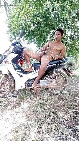 Thai gay ชักว่าว outdoor