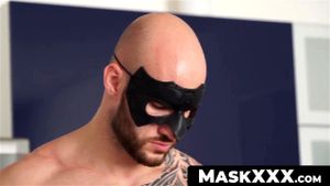 MaskXXX.com – Tattooed muscle guy David Boss’s jacking it well until cumshot
