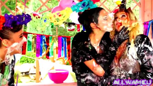 Four lesbians have fun with cake: Stripchat, Brunette & Food Porn